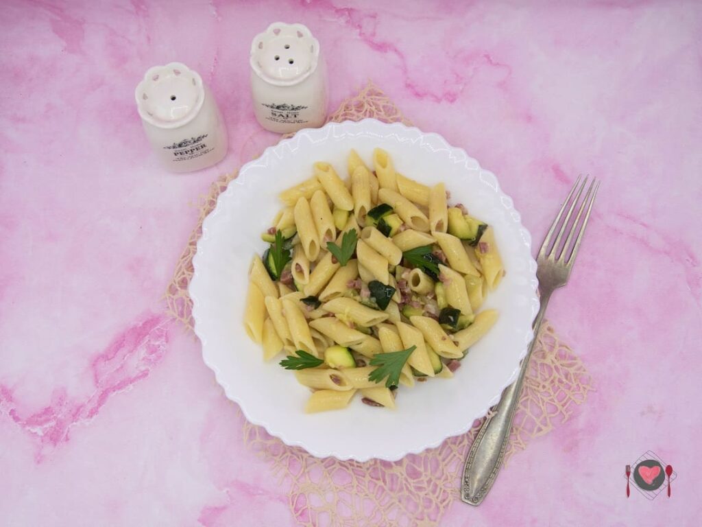 Pasta speck e zucchine ( irresistibile in 40 minuti ) La foto raffigurante la pasta speck e zucchine facile e veloce.