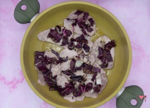 Scaloppine al radicchio e gorgonzola ( in 20 minuti ) La foto raffigurante il radicchio cotto leggermente, per la preparazione delle scaloppine radicchio e gorgonzola