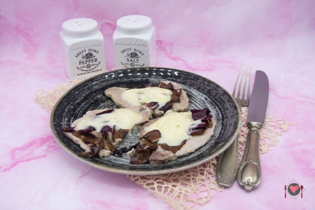 Scaloppine al radicchio e gorgonzola ( in 20 minuti ) La foto raffigurante le scaloppine al radicchio e gorgonzola in padella.