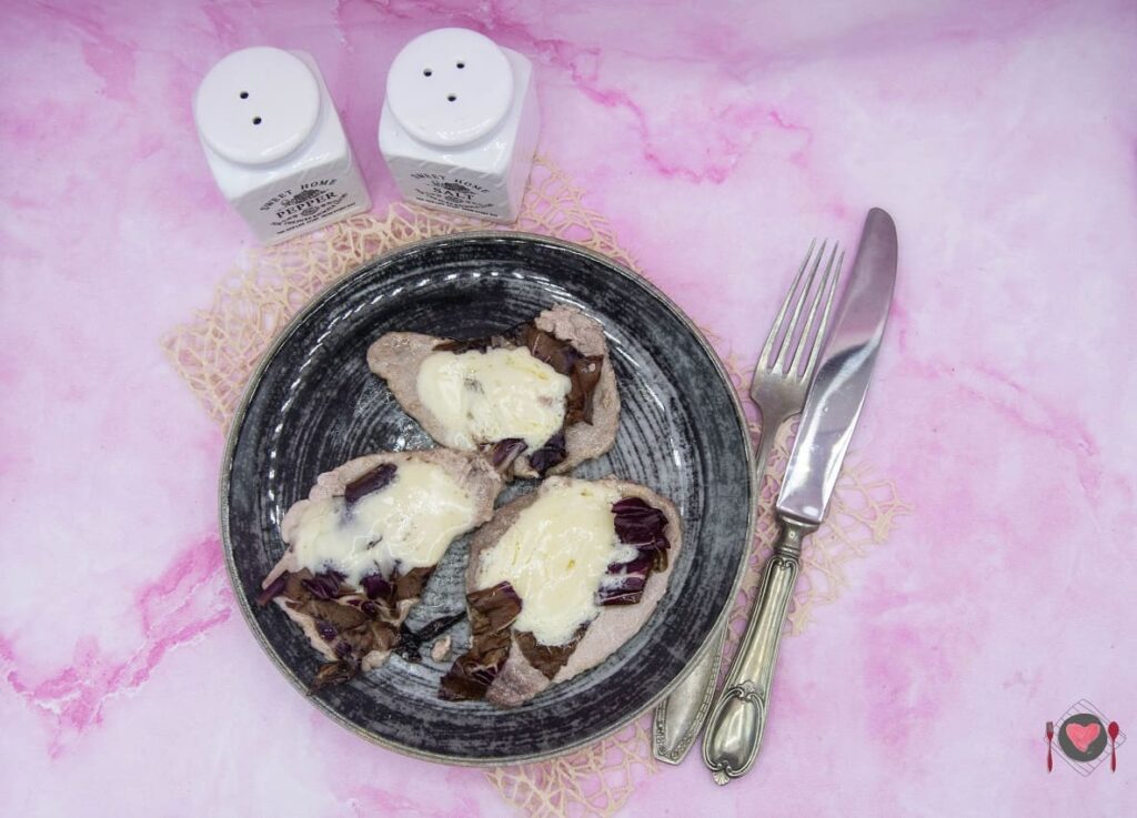 Scaloppine al radicchio e gorgonzola ( in 20 minuti ) La foto raffigurante le scaloppine al radicchio e gorgonzola cremose.